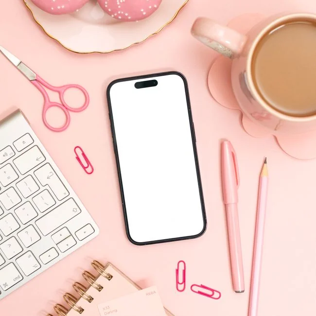 Travail UX : des mains de femme dessinent un wireframe